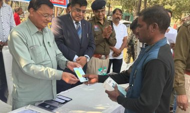 नव वर्ष के पहले दिन खिले 100 नागरिकों के चेहरे, लंबे समय से गुम हो चुके मोबाईल लौटाए  