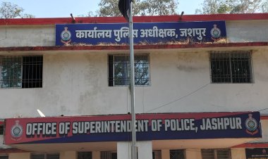 जशपुर पुलिस की सख्ती का असर: सड़क दुर्घटनाओं में मौतों का आंकड़ा घटा, साल भर में वसूला 77 लाख से अधिक जुर्माना