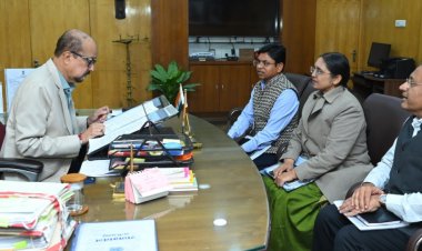 राज्यपाल डेका ने गोद ग्रामों में आजीविका कार्यो को गति देने के दिए निर्देश