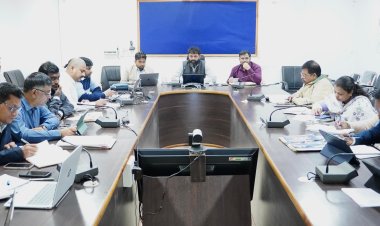 शिविरों में प्राप्त आवेदनों का त्वरित निराकरण करें सुनिश्चित: कलेक्टर श्री रोहित व्यास,कलेक्टर ने ग्राम पंचायतों में संचालित विकास योजनाओं की समीक्षा,समयसीमा में गुणवत्तापूर्ण कार्य पूर्ण करने दिए निर्देश