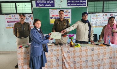 शहर में पुलिसिंग व्यवस्था बेहतर करने के लिए अलग अलग समाज के लोगो के ने चिरमिरी थाना प्रभारी विजय सिंह का किया सम्मान...