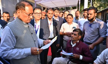 दोनों पैर से दिव्यांग राज शर्मा को 20 हजार रूपए की आर्थिक सहायता