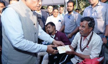 संवेदनशील शासन की मिसाल: जनदर्शन में मुख्यमंत्री श्री विष्णु देव साय ने मौके पर सुलझाईं समस्याएँ,,,