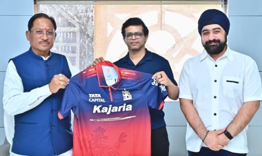 छत्तीसगढ़ में आईपीएल की तैयारी: मुख्यमंत्री साय को आरसीबी का जर्सी भेंट