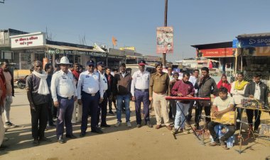 नुक्कड़ नाटक से सड़क सुरक्षा का संदेश, सूरजपुर पुलिस ने नागरिकों को किया जागरूक।,