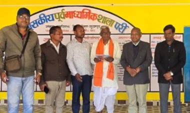 सूरजपुर : नवसाक्षर सरजू राम ने कमिश्नर के समक्ष साझा किए पढ़ने-लिखने के अनुभव