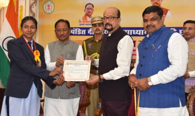 राज्यपाल रमेन डेका एवं मुख्यमंत्री श्री विष्णुदेव साय ने 10वीं और 12वीं परीक्षा के मेधावी विद्यार्थियों को किया सम्मानित