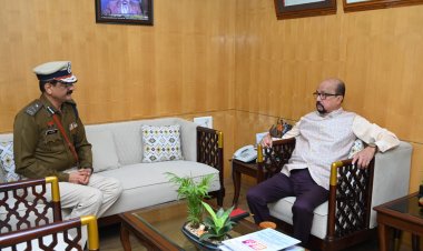 राज्यपाल डेका से नवनियुक्त पुलिस कमिश्नर श्री शुक्ला ने की सौजन्य भेंट