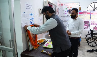 कलेक्टर ने राष्ट्रपिता महात्मा गांधी की पुण्यतिथि पर उनके छायाचित्र पर पुष्पांजलि अर्पित कर किया नमन 