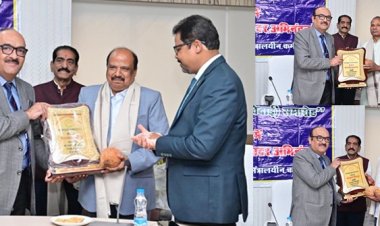 मुख्य सचिव कार्यालय के अवर सचिव अरूण कुमार हिंगवे सहित दफ्तरी खुमान सिंह और कन्हैया लाल को सेवानिवृत्त होने पर दी गई विदाई  