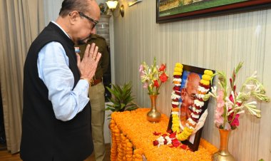 राज्यपाल डेका ने राष्ट्रपिता महात्मा गांधी को दी श्रद्धांजलि