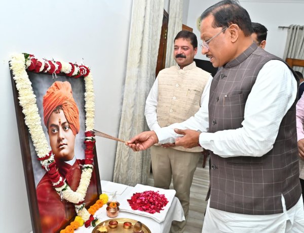 रायपुर : स्वामी विवेकानंद जयंती पर मुख्यमंत्री विष्णु देव साय ने किया नमन, युवाओं से राष्ट्र निर्माण में आगे आने का आह्वान