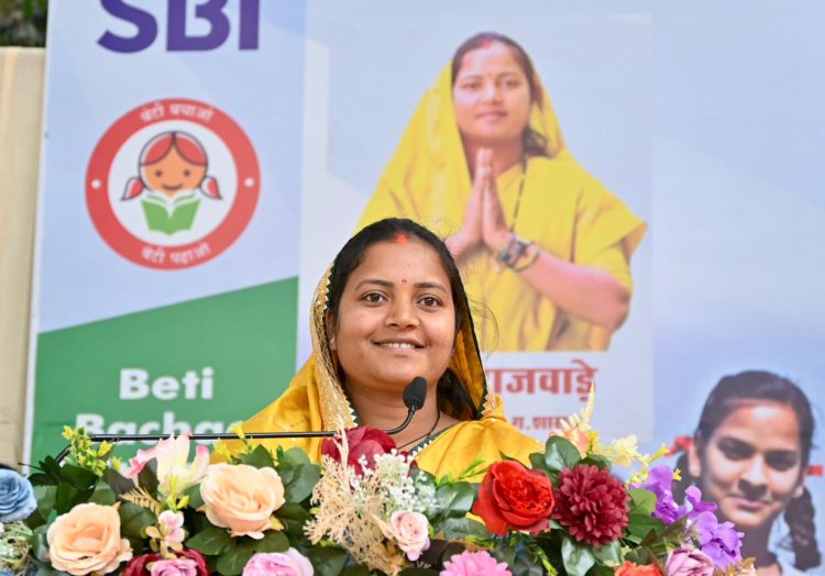 मंत्री श्रीमती लक्ष्मी राजवाड़े ने बालिकाओं को साइकिल वितरण कर बढ़ाया उत्साह  