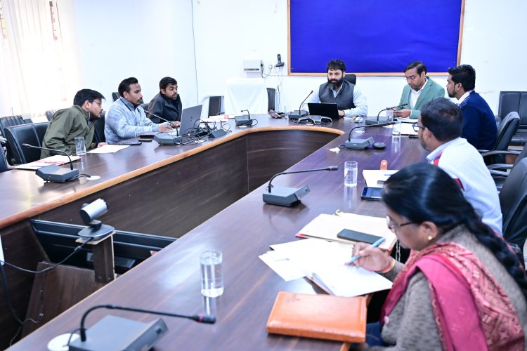 कलेक्टर श्री रोहित व्यास ने राजस्व विभाग की समीक्षा बैठक ली,राजस्व प्रकरणों का शत-प्रतिशत निराकरण समयसीमा में सुनिश्चित करने के दिए निर्देश