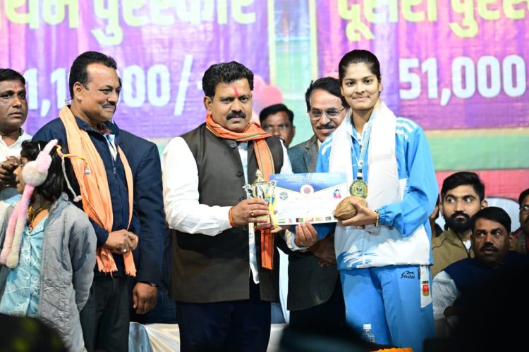 उपमुख्यमंत्री विजय शर्मा ने साउथ एशियन बॉल बैडमिंटन चैंपियनशिप में स्वर्ण पदक जीतने वाली कवर्धा की बेटी रिया तिवारी का किया सम्मान