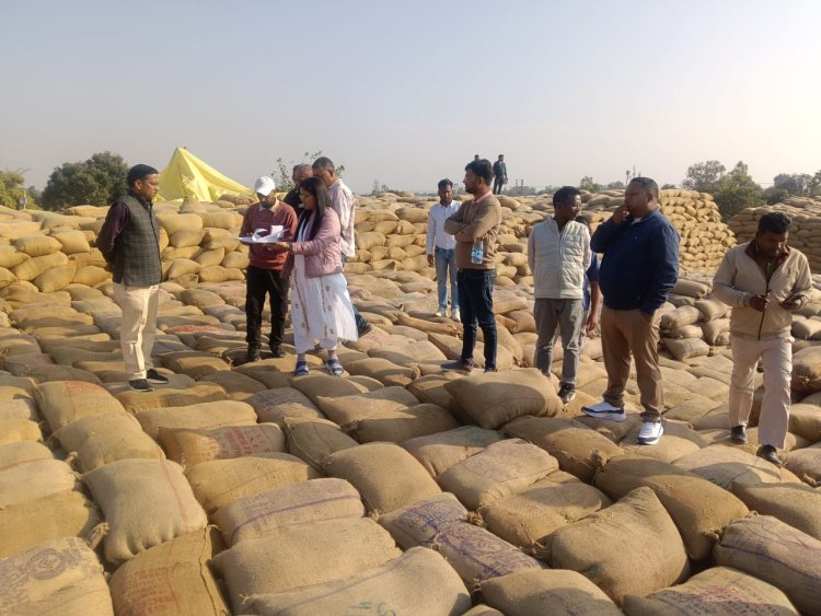 राजस्व, खाद्य विभाग एवं मंडी की संयुक्त टीम के द्वारा धान उपार्जन केन्द्रों का किया गया औचक निरीक्ष