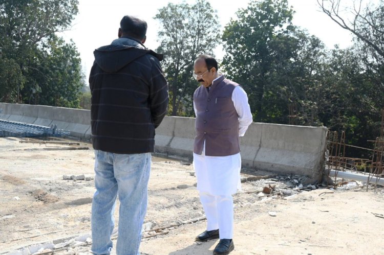 उप मुख्यमंत्री अरुण साव ने पुल निर्माण कार्य का किया औचक निरीक्षण