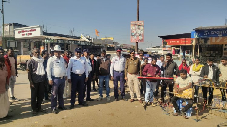 नुक्कड़ नाटक से सड़क सुरक्षा का संदेश, सूरजपुर पुलिस ने नागरिकों को किया जागरूक।,