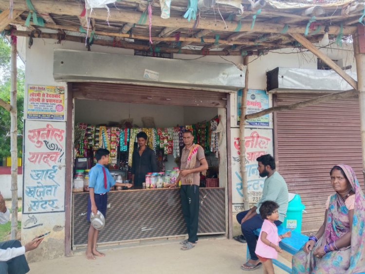 बिठलदाह के सुनील सामुदायिक शौचालय परिसर में कर रहे किराना दुकान संचालन