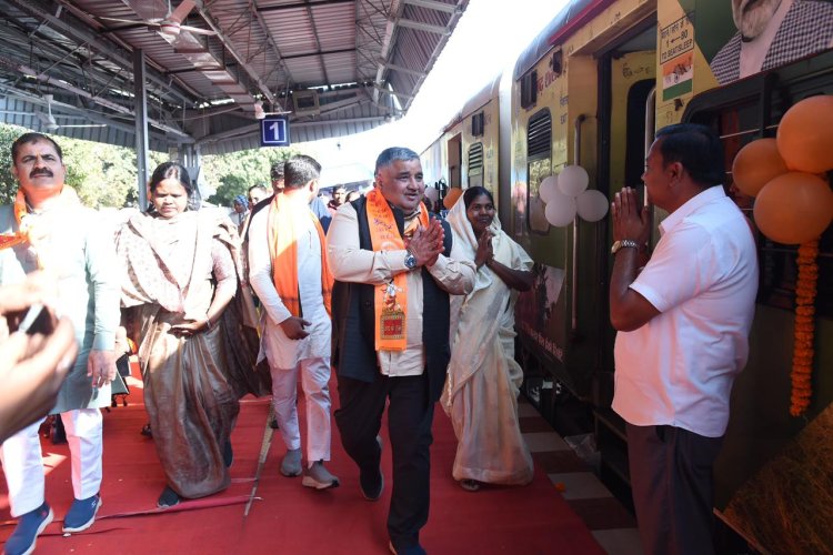 राम-नाम की धुन पर 850 भक्त रामलला के दर्शन के लिए अयोध्या रवाना पर्यटन एवं संस्कृति मंत्री श्री राजेश अग्रवाल ने दिखाई हरी झंडी