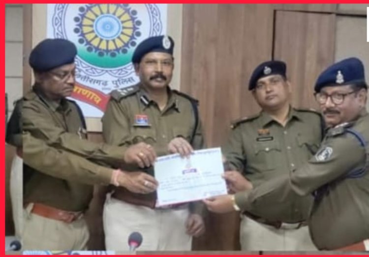 सूरजपुर एसएसपी प्रशांत ठाकुर ने उत्कृष्ट पुलिसिंग का प्रदर्शन करने वाले चंदौरा थाना प्रभारी को प्रशस्ति पत्र देकर किया सम्मानित...