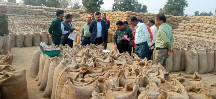 महासमुंद : कलेक्टर विनय कुमार लंगेह ने धान खरीदी केंद्र कुरचुंडी एवं तेन्दूकोना का किया औचक निरीक्षण