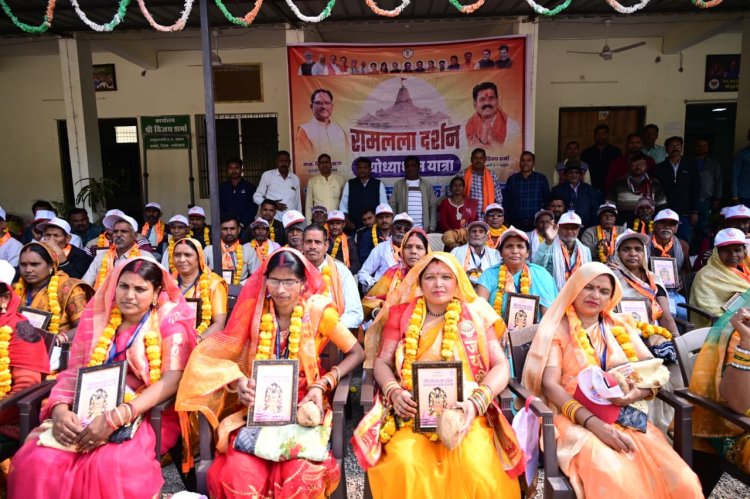 अयोध्या दर्शन कर लौटे तीर्थ यात्रियों का उपमुख्यमंत्री कार्यालय में हुआ भव्य स्वागत