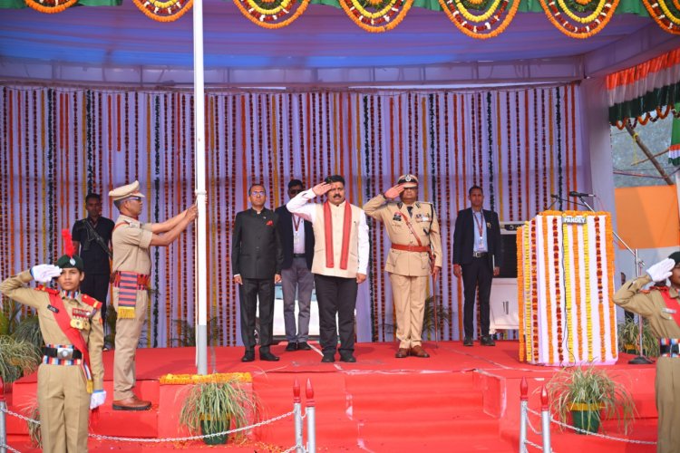 उप मुख्यमंत्री विजय शर्मा ने गणतंत्र दिवस पर अम्बिकापुर के पीजी कॉलेज मैदान में फहराया राष्ट्रीय ध्वज  