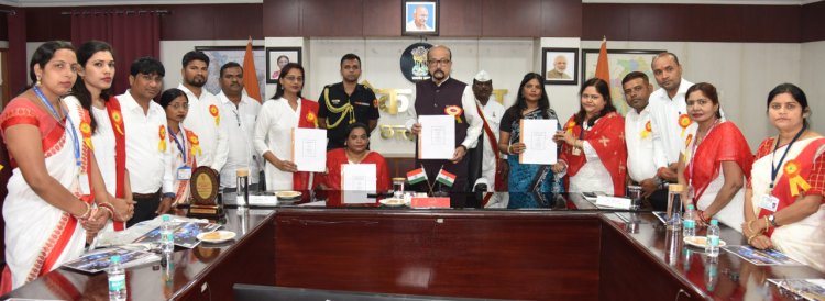 राज्यपाल डेका ने ब्रेल पुस्तक और ऑडियो बुक्स का किया विमोचन  