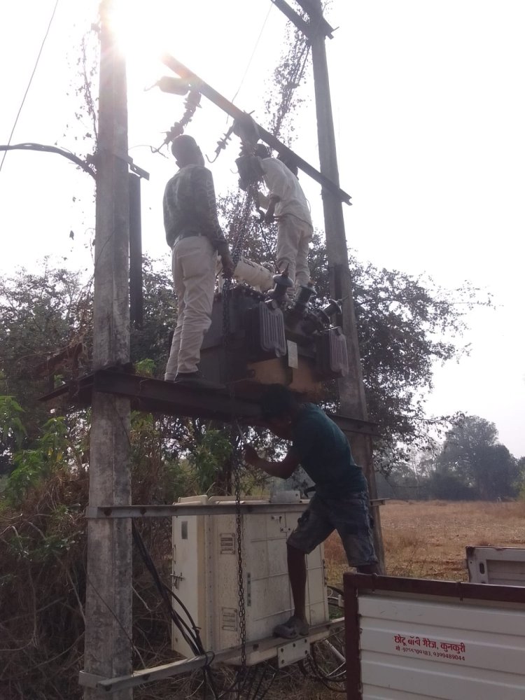 मुख्यमंत्री कैंप कार्यालय की त्वरित पहल से ग्राम घटमुण्डा में लौटी रोशनी,ग्रामीणों ने मुख्यमंत्री के प्रति जताया आभार