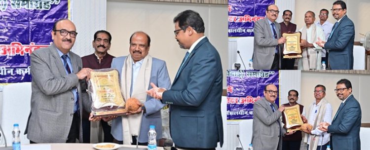 मुख्य सचिव कार्यालय के अवर सचिव अरूण कुमार हिंगवे सहित दफ्तरी खुमान सिंह और कन्हैया लाल को सेवानिवृत्त होने पर दी गई विदाई  