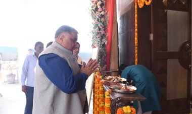 पर्यटन एवं संस्कृति मंत्री  राजेश अग्रवाल अम्बिकापुर के विश्वकर्मा मंदिर में पूजा-अर्चना कर छत्तीसगढ़वासियों के सुख-समृद्धि की कामना की