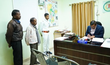 अपर कलेक्टर श्री प्रदीप साहू ने जनदर्शन में सुनी आमजन की समस्याएँ,अधिकारियों को समयबद्ध एवं पारदर्शी निराकरण के दिए निर्देश