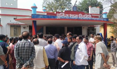 पोड़ी पुलिस द्वारा व्यापारी के साथ किए गए अभद्रता के विरोध में कांग्रेस, भाजपा व व्यापार संघ ने संयुक्त रूप से किया चिरमिरी थाने का घेराव,