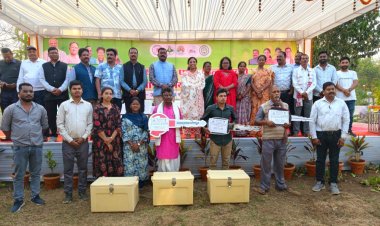 धरती आबा ग्राम उत्कर्ष योजना अंतर्गत मत्स्य विक्रेताओं को मिला मोटरसाइकिल सह आइस