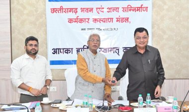 विष्णुदेव सरकार का श्रमिकों को तोहफा - श्रम मंत्री लखन लाल देवांगन और बीओसी अध्यक्ष रामप्रताप सिंह ने बटन दबाकर 9328 श्रमिकों के खाते में 18.23 करोड़ की राशि की अंतरित