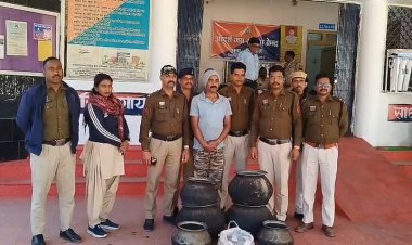 चिरमिरी पुलिस ने 20 लीटर अवैध महुआ शराब के साथ एक आरोपी को किया गिरफ्तार, एक आरोपी मौके से हुआ फरार,