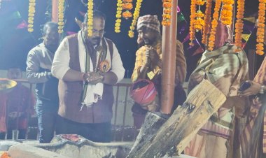 गोरखनाथ मन्दिर गोदरीपारा में आयोजित 24 प्रहर 72 घंटे हरिनाम संकीर्तन में अतिथि के रूप में शामिल हुए कांग्रेस नेता विनय उपाध्याय,