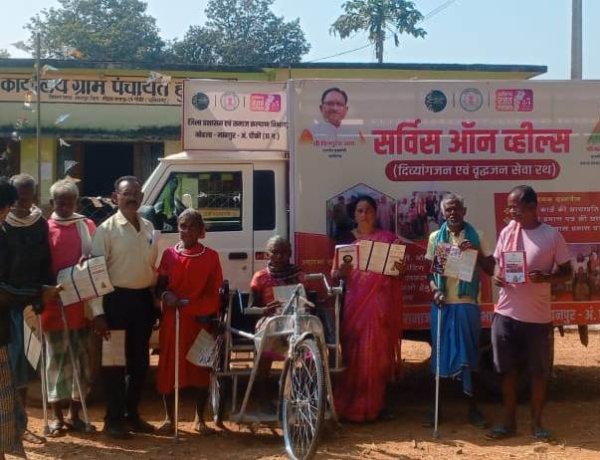 जिले के अंतिम छोर बोड़ेगाँव पहुँचा ‘सर्विस ऑन व्हील्स’ सेवा रथ, 137 हितग्राहियों को मिला लाभ  