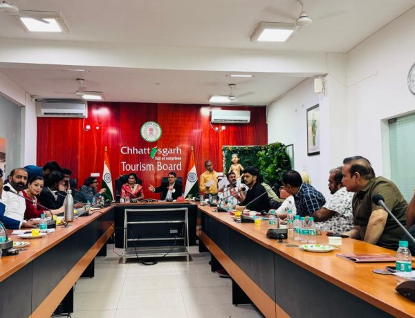 छत्तीसगढ़ फिल्म विकास निगम की अध्यक्ष सुश्री मोना 'सेन की अध्यक्षता में फिल्म पॉलिसी' पर छत्तीसगढ़ पर्यटन बोर्ड में बैठक, सब्सिडी व फिल्म सिटी पर फोकस  