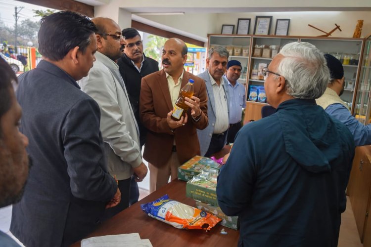 भारतीय कृषि अनुसंधान परिषद के महानिदेशक ने आईजीकेवी उत्पाद विक्रय काउंटर का किया अवलोकन