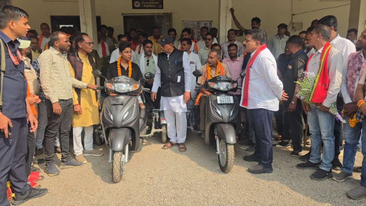 उपमुख्यमंत्री विजय शर्मा की तत्परता से दो दिव्यांगों को मिली स्कूटी, चेहरे पर लौटी मुस्कान