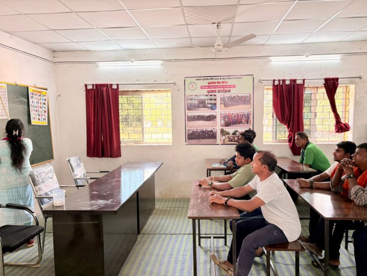 उत्तर बस्तर कांकेर : विशेष लेख : जिन हाथों ने कभी बंदूक थामकर हिंसा को अंजाम दिया, वही प्रशिक्षण लेकर सीख रहे हुनर  