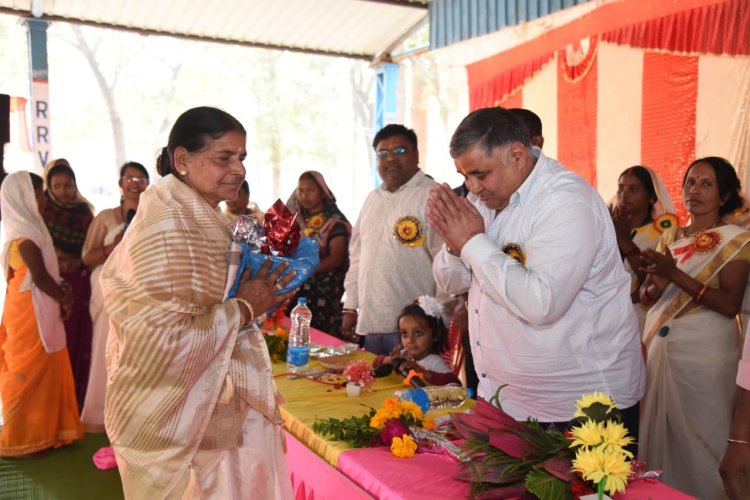 रामगढ़ में मितानिनों द्वारा आयोजित स्वास्थ्य पंचायत सम्मेलन में शामिल हुए पर्यटन एवं संस्कृति मंत्री राजेश अग्रवाल