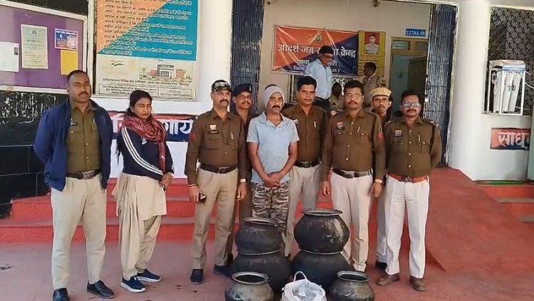 चिरमिरी पुलिस ने 20 लीटर अवैध महुआ शराब के साथ एक आरोपी को किया गिरफ्तार, एक आरोपी मौके से हुआ फरार,