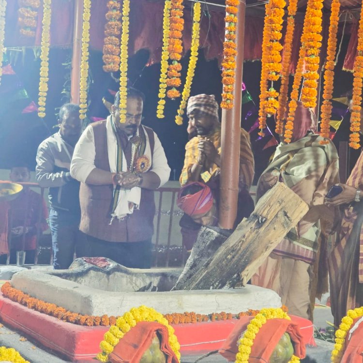 गोरखनाथ मन्दिर गोदरीपारा में आयोजित 24 प्रहर 72 घंटे हरिनाम संकीर्तन में अतिथि के रूप में शामिल हुए कांग्रेस नेता विनय उपाध्याय,