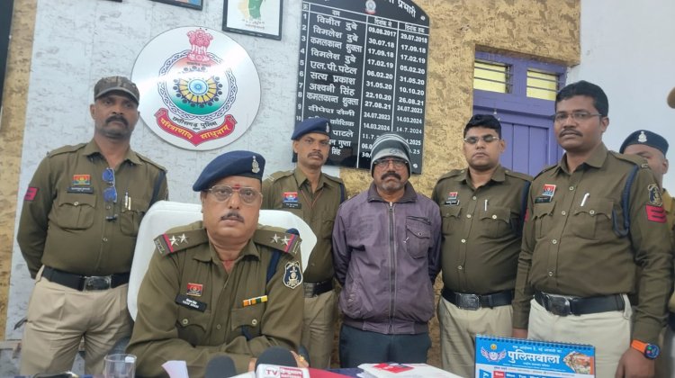 चिरमिरी पुलिस ने मोबाइल से सट्टा पट्टी काटते हुए एक आरोपी को रंगे हाथों किया गिरफ्तार,