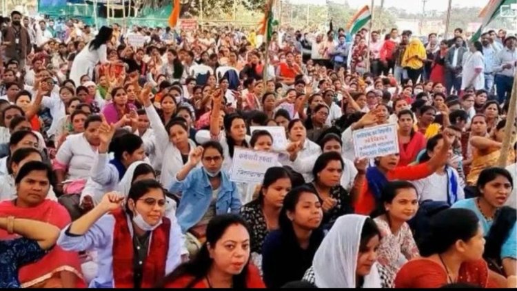 छत्तीसगढ़ में 7 लाख अनियमित और आउटसोर्स कर्मियों के भरोसे सरकारी कामकाज, नियमितीकरण पर सियासत तेज