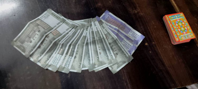 चांदमारी ईदगाह के पास कोतवाली पुलिस की जुआ रेड — दो जुआरी गिरफ्तार, 8200 नगदी और ताश जब्त