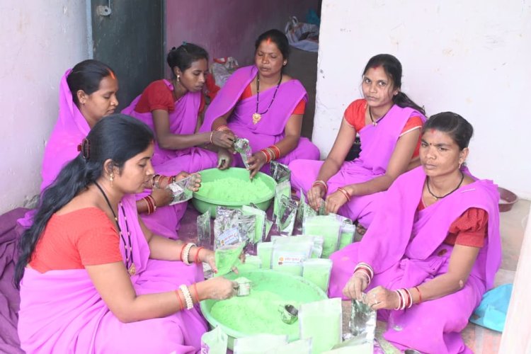 इस बार प्राकृतिक रंगों से रंगीन होगी होली : स्व सहायता समूह की महिलाएं कर रही है प्राकृतिक गुलाल का निर्माण